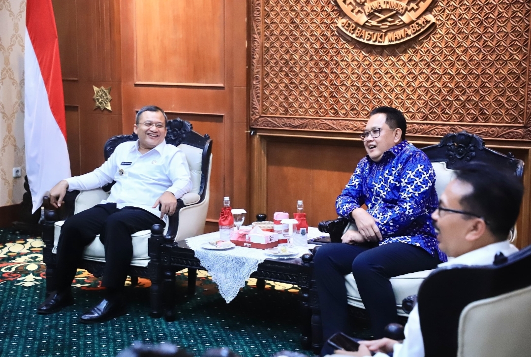 Pj. Gubernur Jatim Serahkan SK Perpanjangan Pj. Bupati Sampang