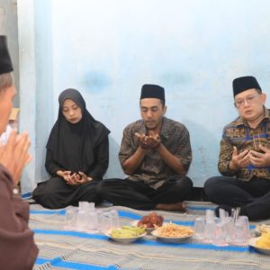 Takziah ke Rumah Duka Empat Siswa SMPN 7 Kota Mojokerto, Pj. Gubernur Adhy Sampaikan Duka Cita dan Santunan