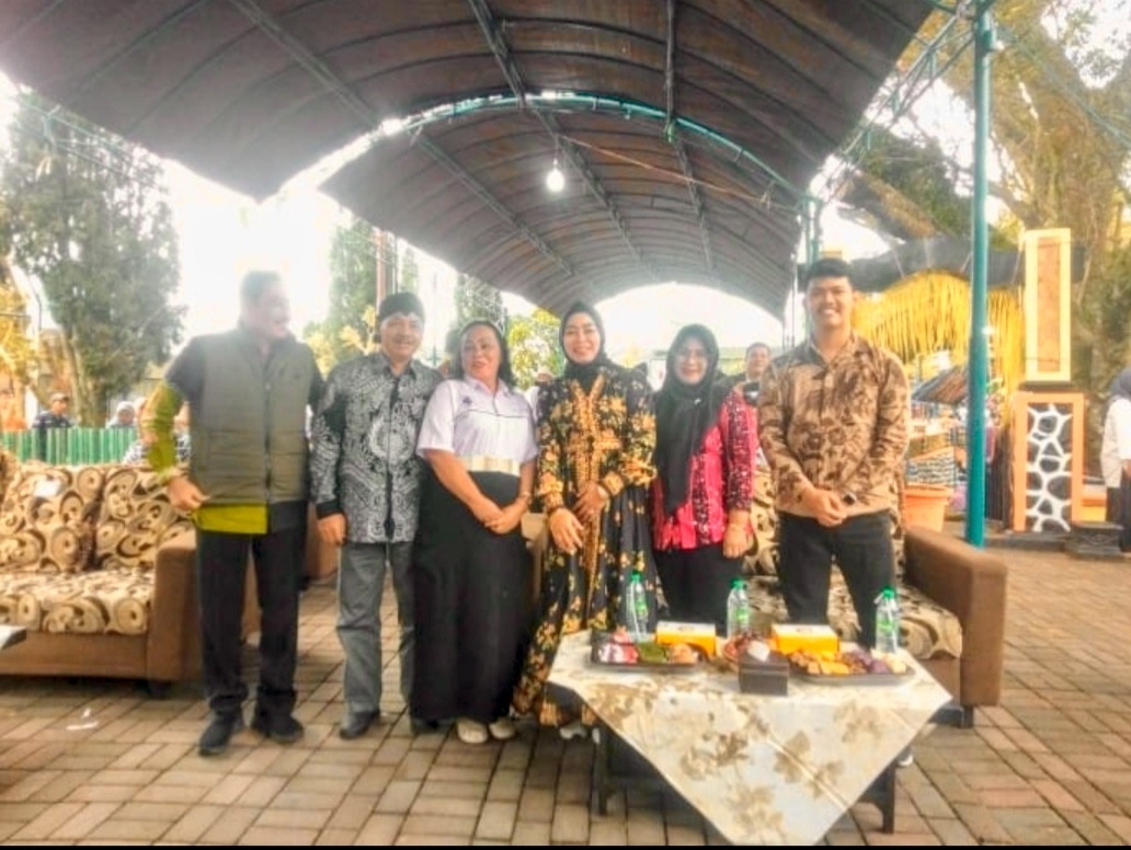 Momen Larung Tumpeng Sarangan, Wakil Ketua DPRD Magetan Suyatno Ajak Masyarakat Bersyukur Dan Manjaga Sarangan