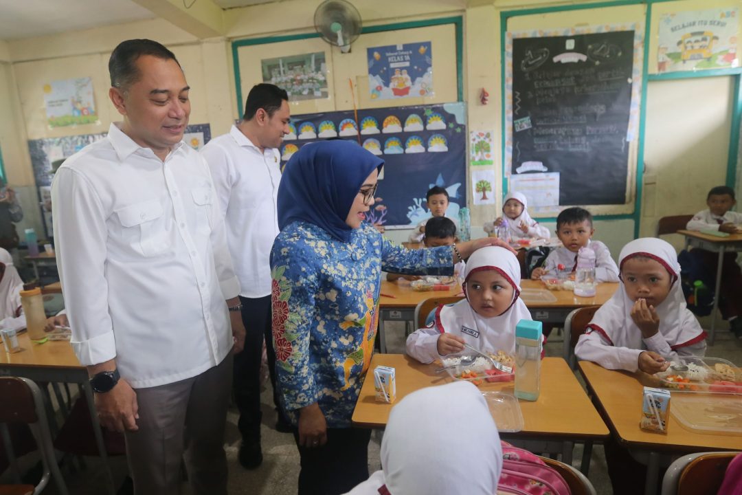 Wali Kota Pantau Makan Bergizi Gratis di Sekolah Surabaya