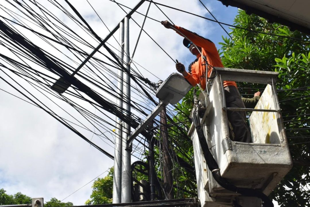 Satpol PP Tertibkan Jaringan Kabel Utilitas Tak Berizin