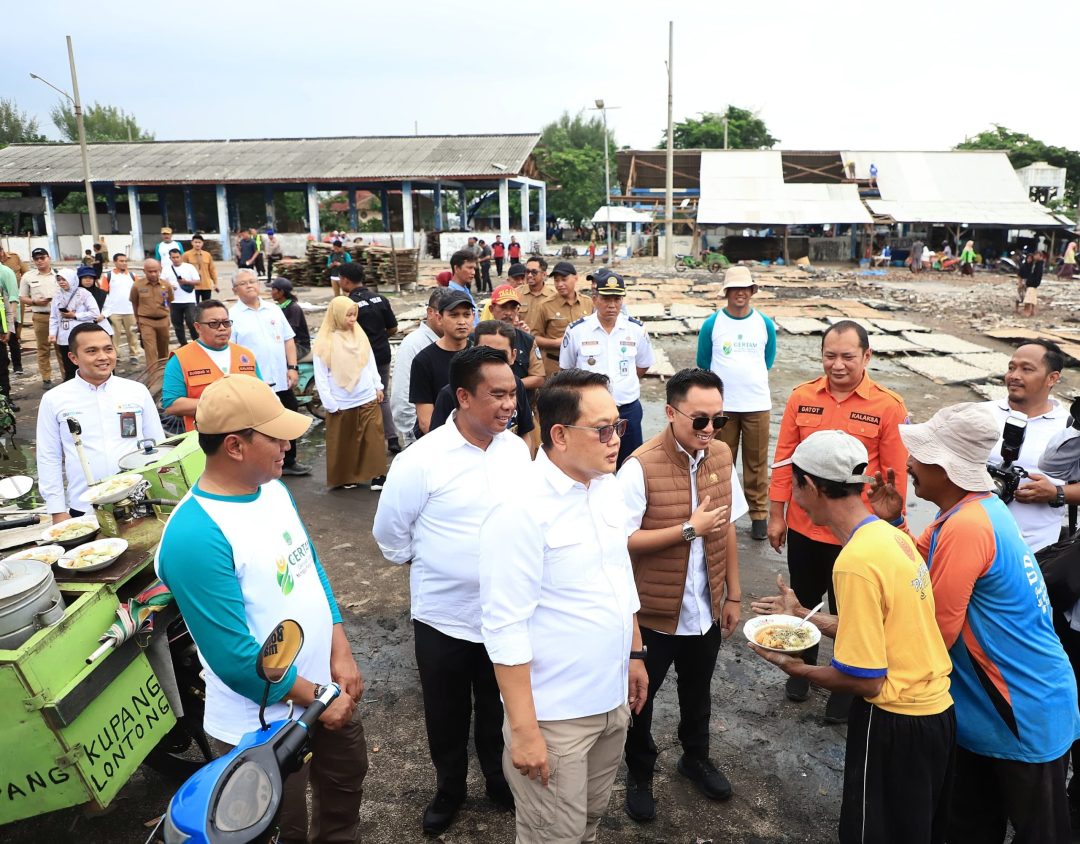 Pj. Gubernur Jatim Instruksikan Perbaikan Bangunan dan Salurkan Bantuan untuk Korban Puting Beliung di Pasuruan