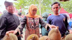 Khofifah Borong Durian Di Bazar Durian di Rest Area Poghading