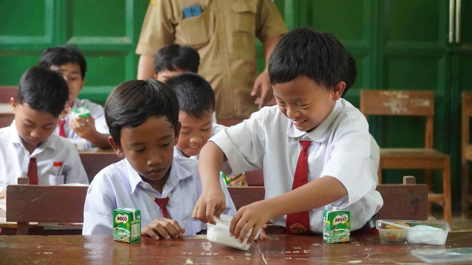 Rayakan HBI ke-75, Kantor Imigrasi Kediri Berbagi Kebahagiaan Lewat Makanan Bergizi