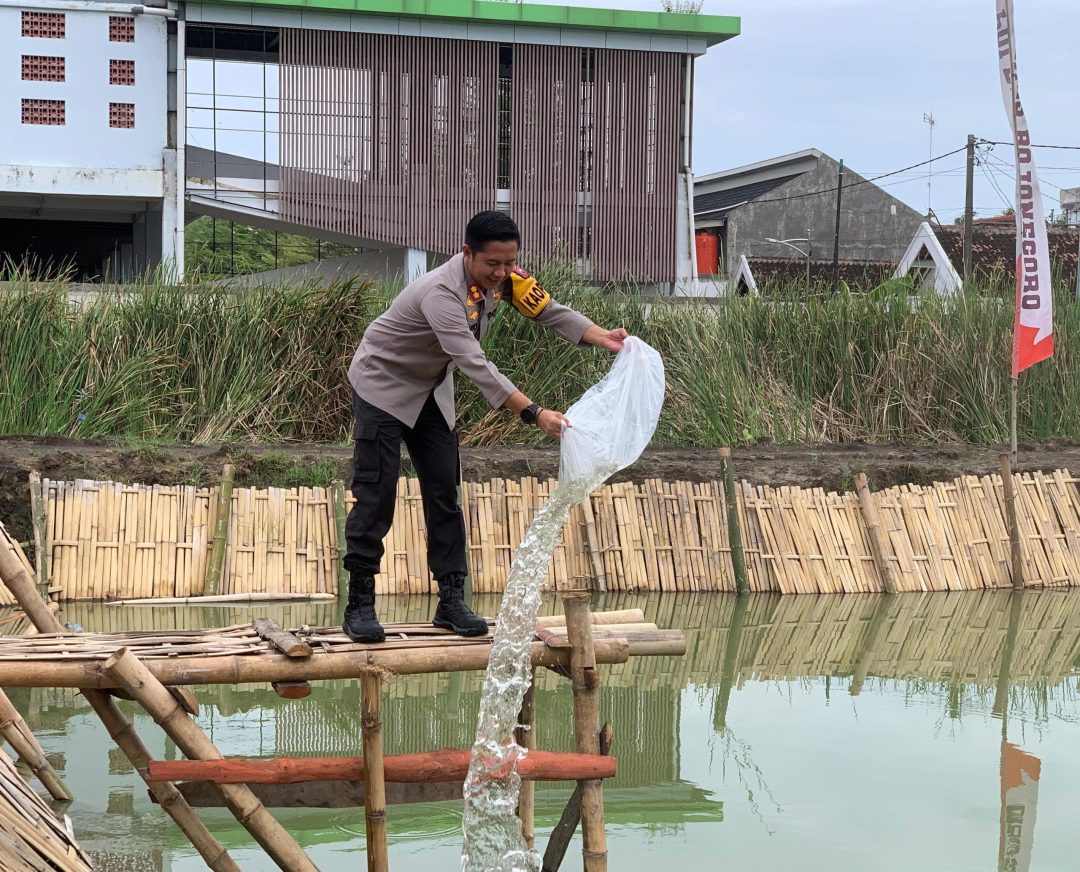 Dukung Program Ketahanan Pangan, Pemkab dan Polres Bojonegoro Tabur 10.000 Benih Ikan di Kolam