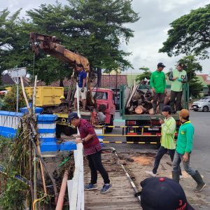 Tim Gabungan Bersihkan Jembatan Lama, Cegah Banjir dan Jaga Cagar Budaya