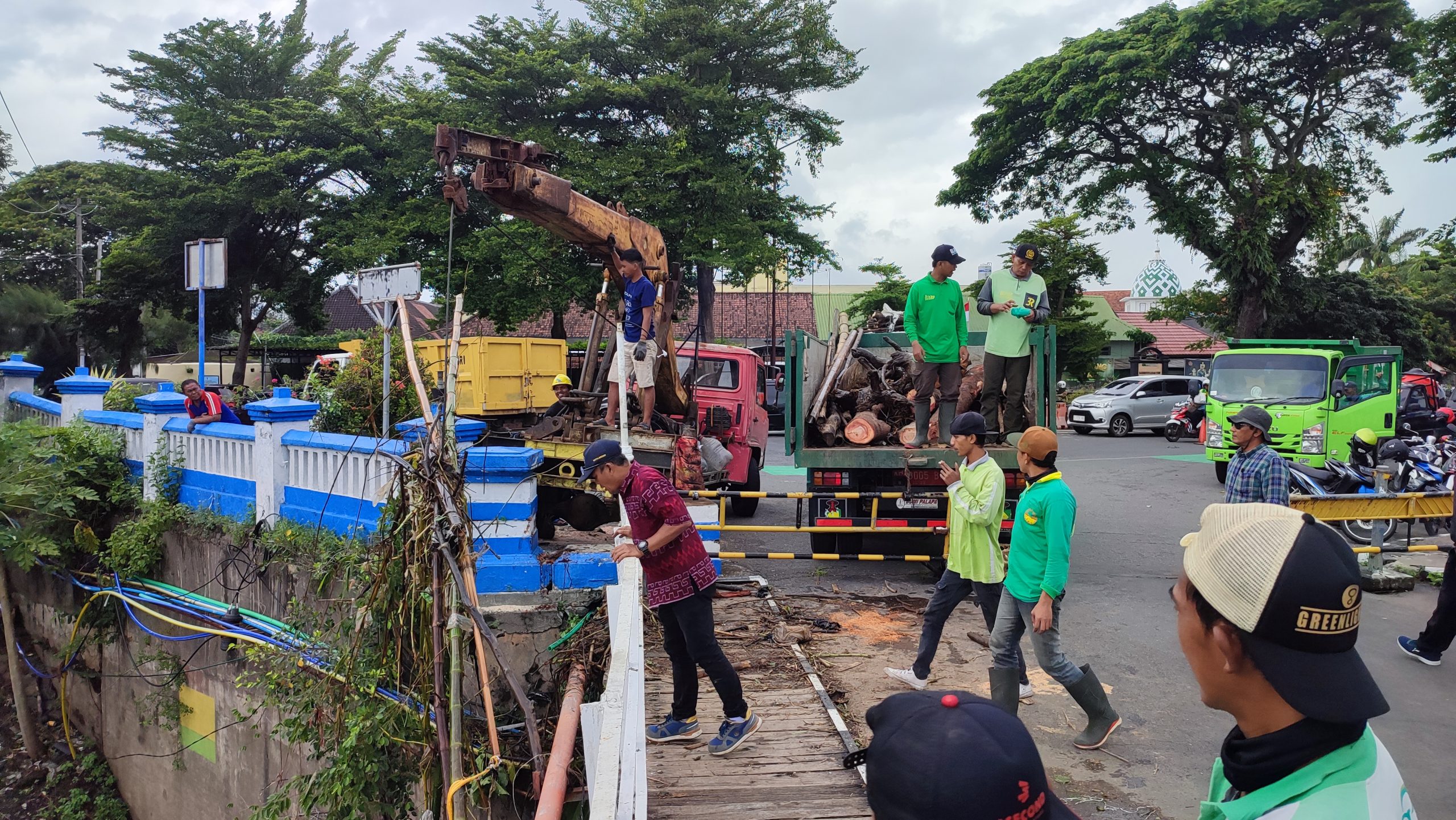 Tim Gabungan Bersihkan Jembatan Lama, Cegah Banjir dan Jaga Cagar Budaya