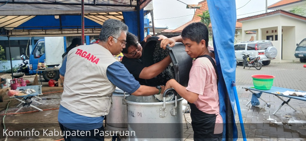 Ratusan Relawan Dikerahkan Distribusikan Bantuan Makan Bagi Warga Terdampak Banjir Pasuruan