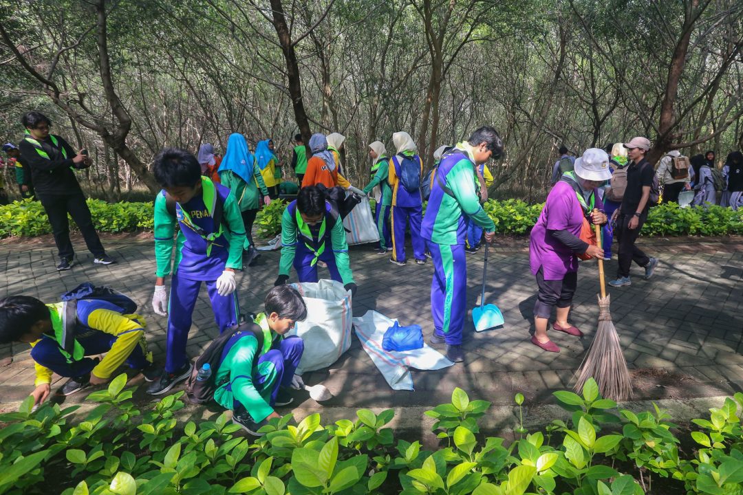 Peringati HPSN 2025, Surabaya Gelar Aksi Bersih Mangrove