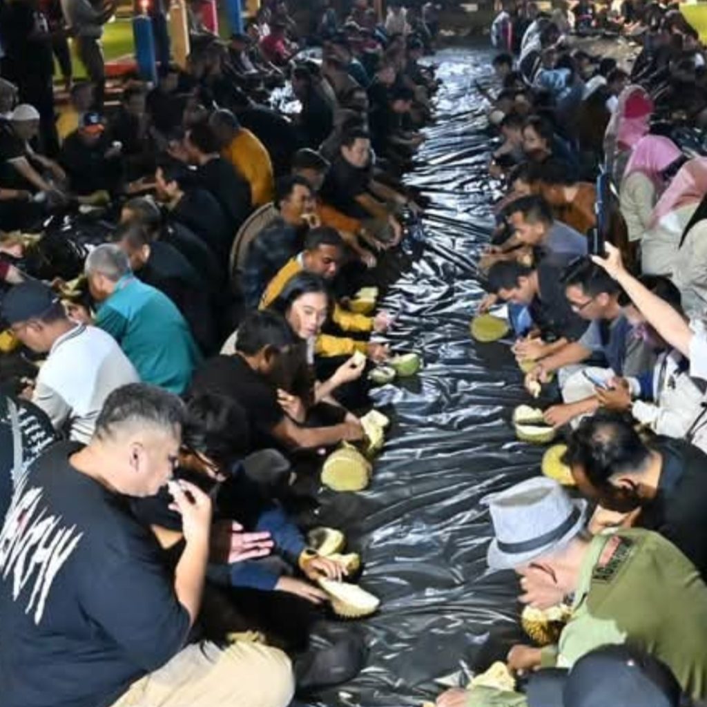 Ratusan Peserta dan Masyarakat  Tumpah Ruah Ikuti Acara Durian Party PWI di Rumah Singgah Tuan Kadi