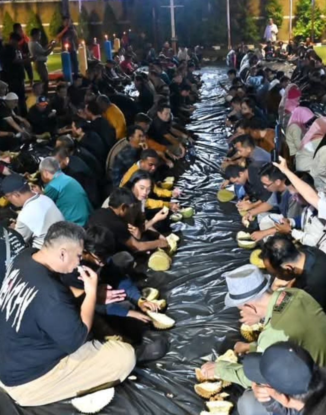 Ratusan Peserta dan Masyarakat  Tumpah Ruah Ikuti Acara Durian Party PWI di Rumah Singgah Tuan Kadi