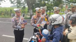 Operasi Keselamatan Semeru 2025, Satlantas Polres Magetan Bagikan Pamflet, Bunga, Hingga Coklat