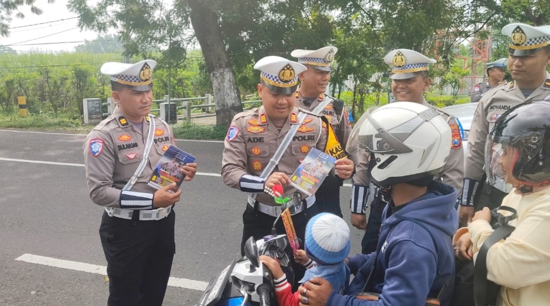 Operasi Keselamatan Semeru 2025, Satlantas Polres Magetan Bagikan Pamflet, Bunga, Hingga Coklat