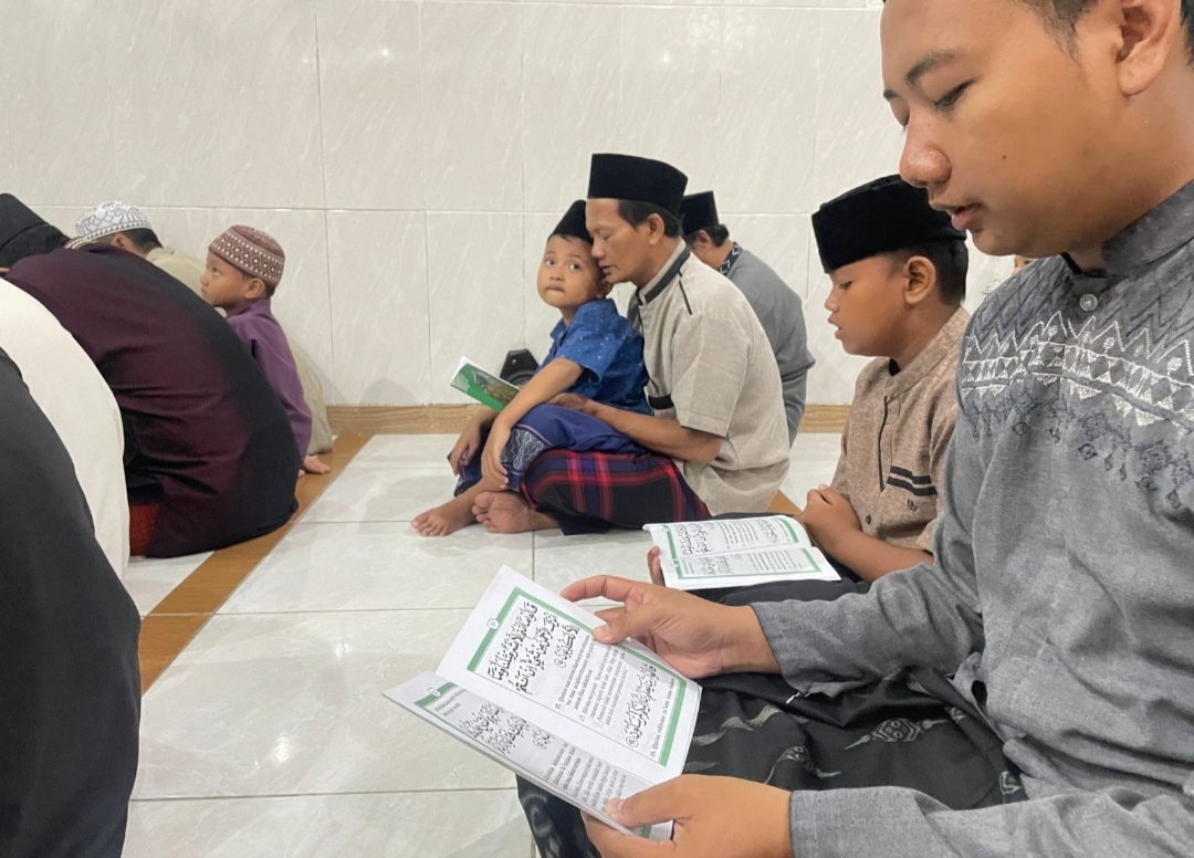 Jamaah Mushollah Bi’rul Ullum Gelar Ibadah Malam Nisfu Syaban dengan Khusyuk