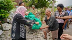 Jelang Pelantikan, Khofifah Ziarah ke Makam Suami dan Orang Tua, Lalu Berbagi Sembako