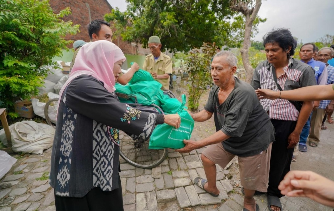 Jelang Pelantikan, Khofifah Ziarah ke Makam Suami dan Orang Tua, Lalu Berbagi Sembako