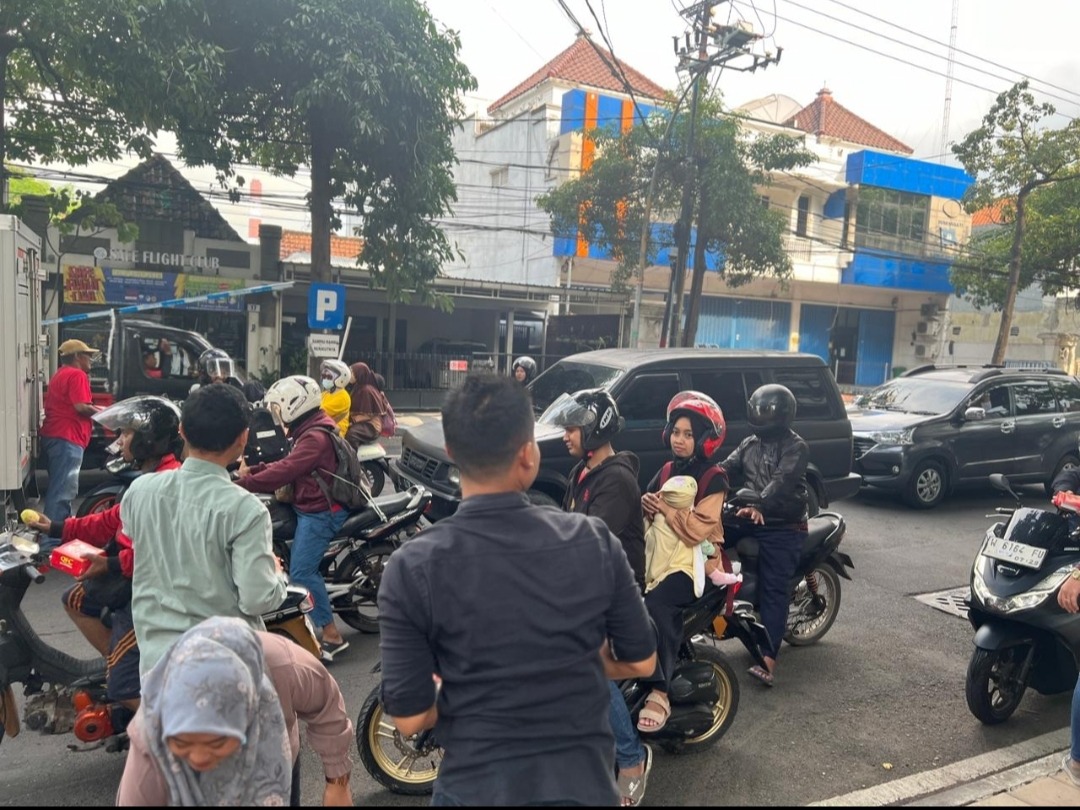 Pegadaian Kanwil XII Bagikan Makanan Siap Saji, “Program Jum’at Berkah Mengetuk Pintu Langit”