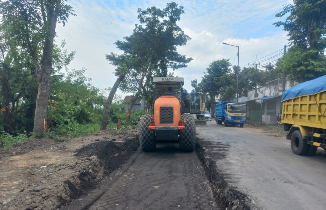 Warga Jember Keluhkan Jalan Rusak, Dinas PU Ditarget Tiga Bulan Selesai Perbaikan