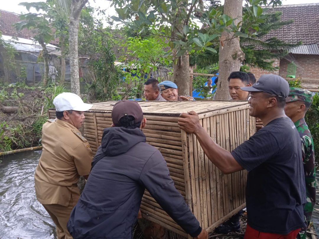 Dukung Program Ketahanan Pangan, Polisi Serahkan Keramba Ikan di Dusun Paeloan