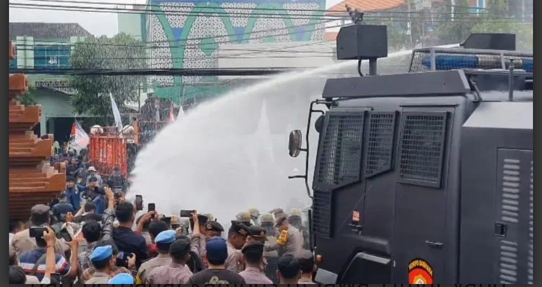 Berakhir Ricuh, Demo Mahasiswa Tolak Efisiensi Anggaran Pendidikan