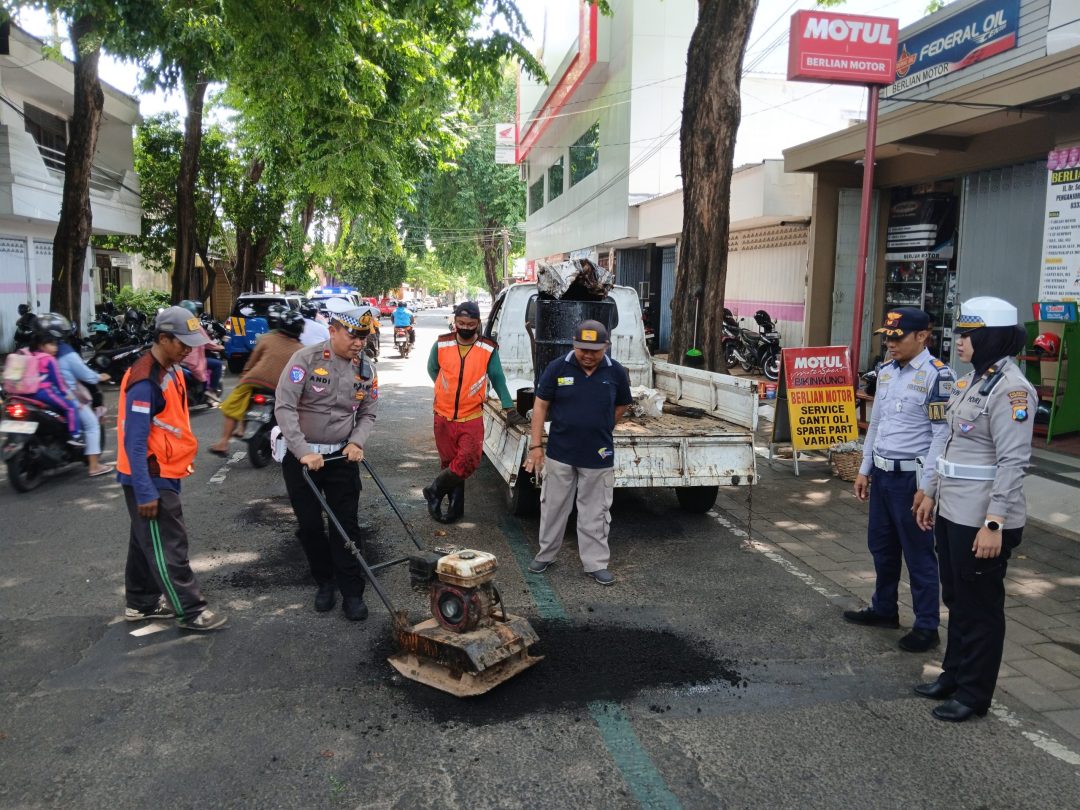 Satlantas Polres Banyuwangi Operasi Jalan Rusak Jelang Lebaran