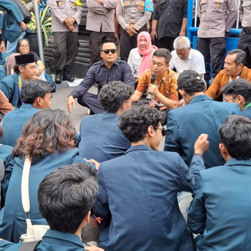 Mahasiswa UB Kediri Demo di DPRD, Tuntut Regulasi Konkret Inpres 1/2025