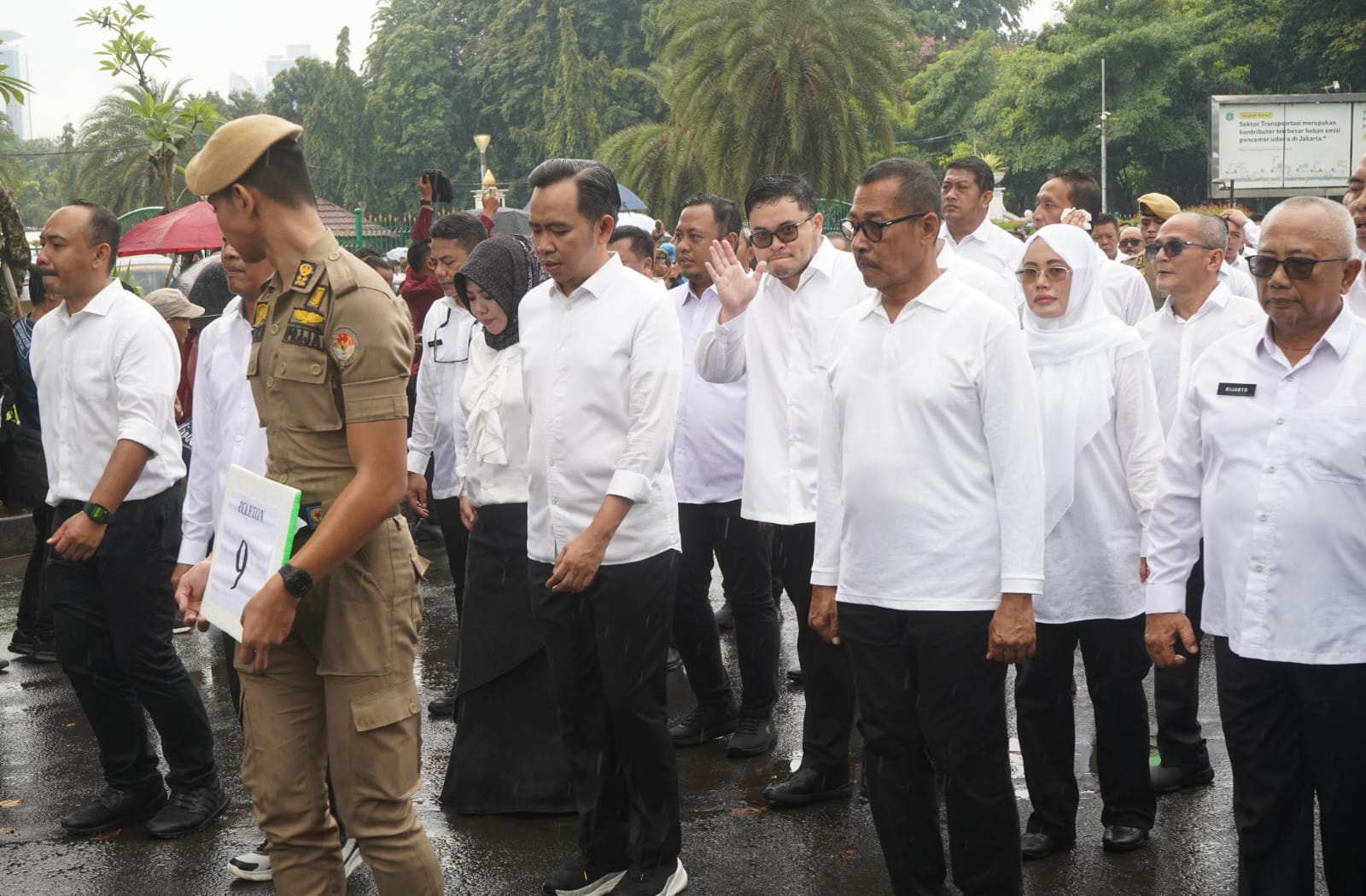 Diguyur Hujan, Mas Dhito dan Ratusan Kepala Daerah Tetap Semangat Ikuti Geladi Bersih Pelantikan di Istana