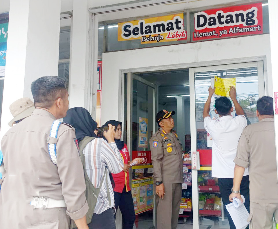 Pemkab Bojonegoro Pasang Stiker Toko Modern Berjejaring, Tanda Lengkap Kantongi Izin