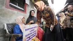 Tanpa Antre, Walikota Mojokerto Bagikan  Bansos Lebaran Pada Lansia di Rumahnya