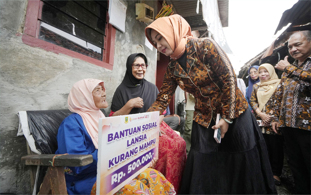 Tanpa Antre, Walikota Mojokerto Bagikan  Bansos Lebaran Pada Lansia di Rumahnya