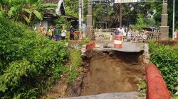 Tinjau Jembatan Putus, Gus Barra Pastikan Bangun Jembatan Tuntas Sebelum Lebaran