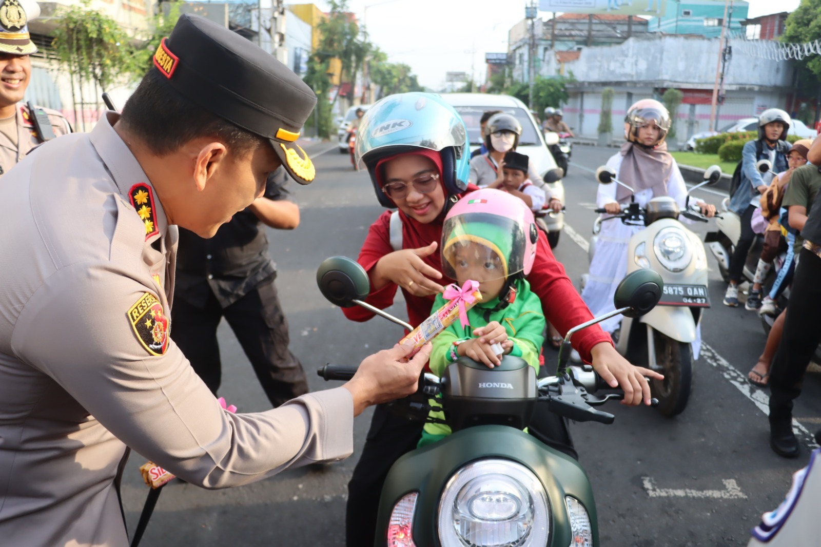 Beri Imbauan Mudik Aman Keluarga Nyaman, Kapolresta Banyuwangi Bagikan Helm dan Coklat