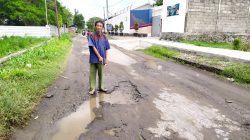 Jalan Berlobang Hambat Warga Kais Rezeki, Pemkab Blitar Diharap Peduli Keluhan Masyarakat