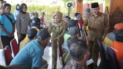 Walikota  Ning Ita  Bagikan Angpao Lebaran Pada Ratusan Tukang Becak