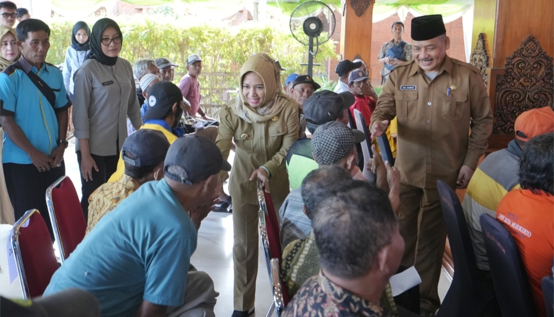 Walikota  Ning Ita  Bagikan Angpao Lebaran Pada Ratusan Tukang Becak