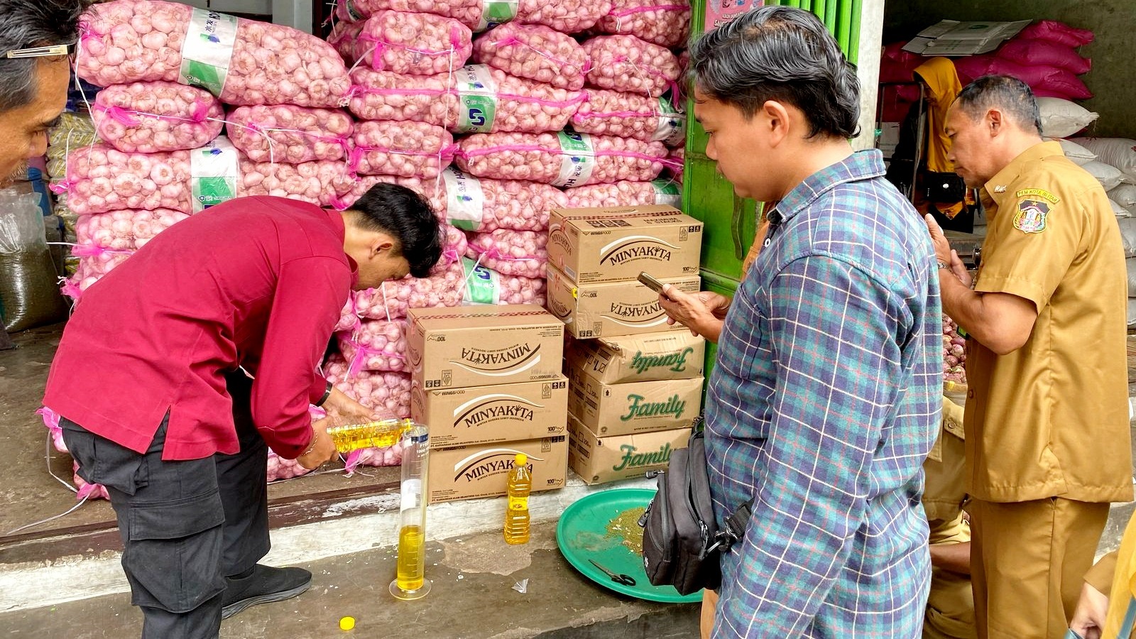 Sidak di Pasar Tradisional, Polres Blitar Temukan Minyak Goreng dalam Kemasan Volume Berkurang