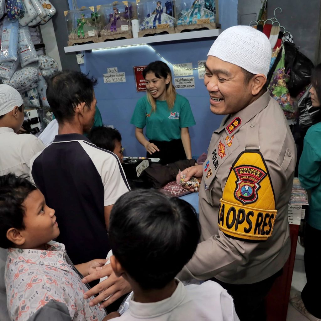 Beri Tali Asih Anak Yatim Piatu Pondok Ahsanul Aitam, Begini Harapan Kapolres Blitar