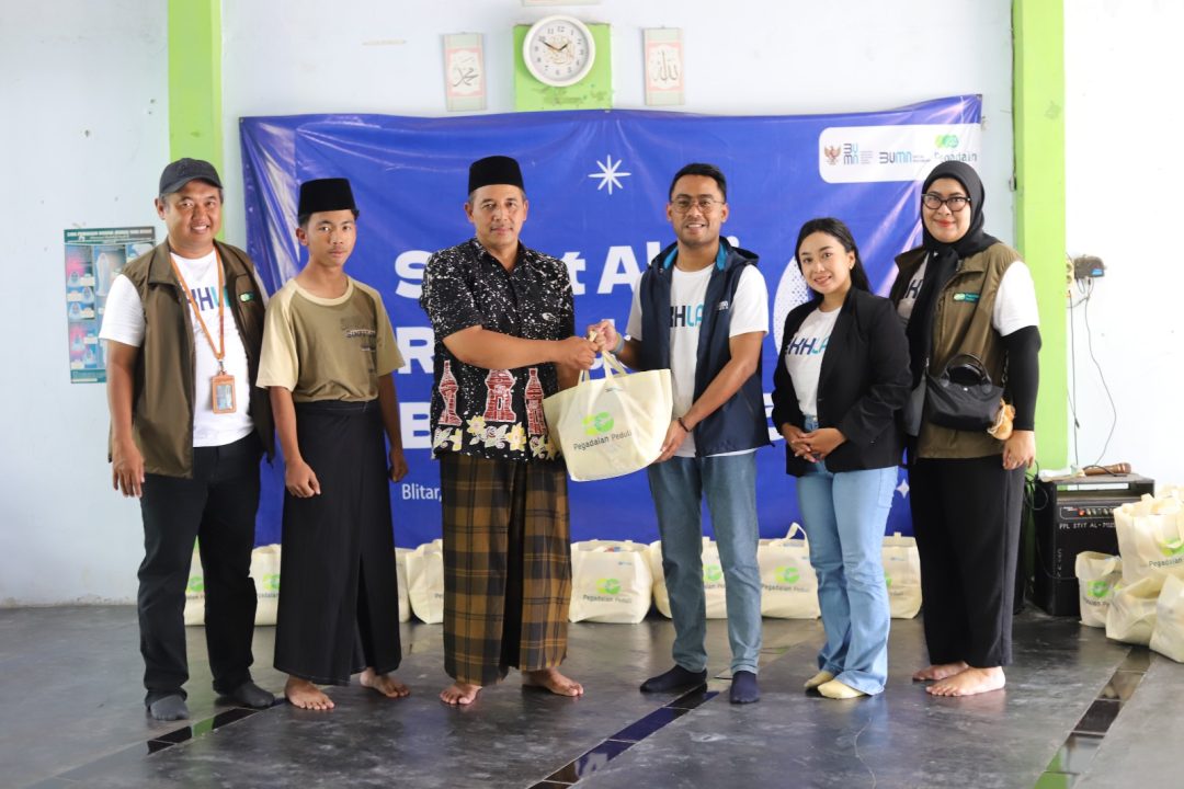 Program Sobat Aksi Ramadhan, Pegadaian Surabaya Berbagi Sembako di Ponpes Syekh Subakir Blitar