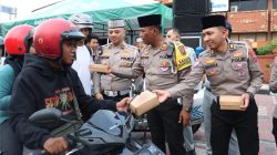 Polres Mojokerto Kota Bersama Sobat Lantas Berbagi Takjil Pada Pengguna Jalan