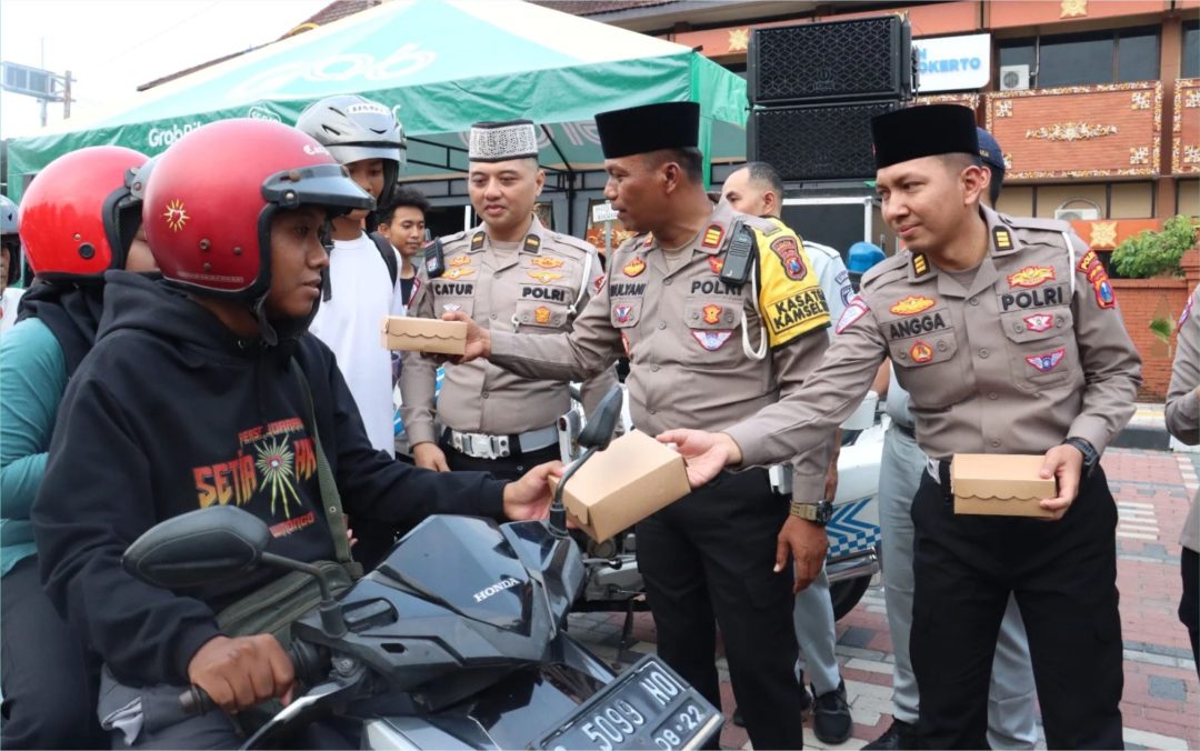 Polres Mojokerto Kota Bersama Sobat Lantas Berbagi Takjil Pada Pengguna Jalan