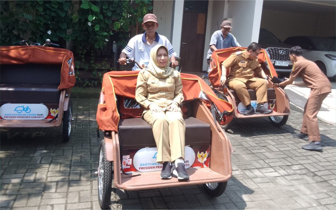 Walikota Ning Ita Salurkan Becak Listrik Banpres Prabowo Pada Tukang Becak Lansia