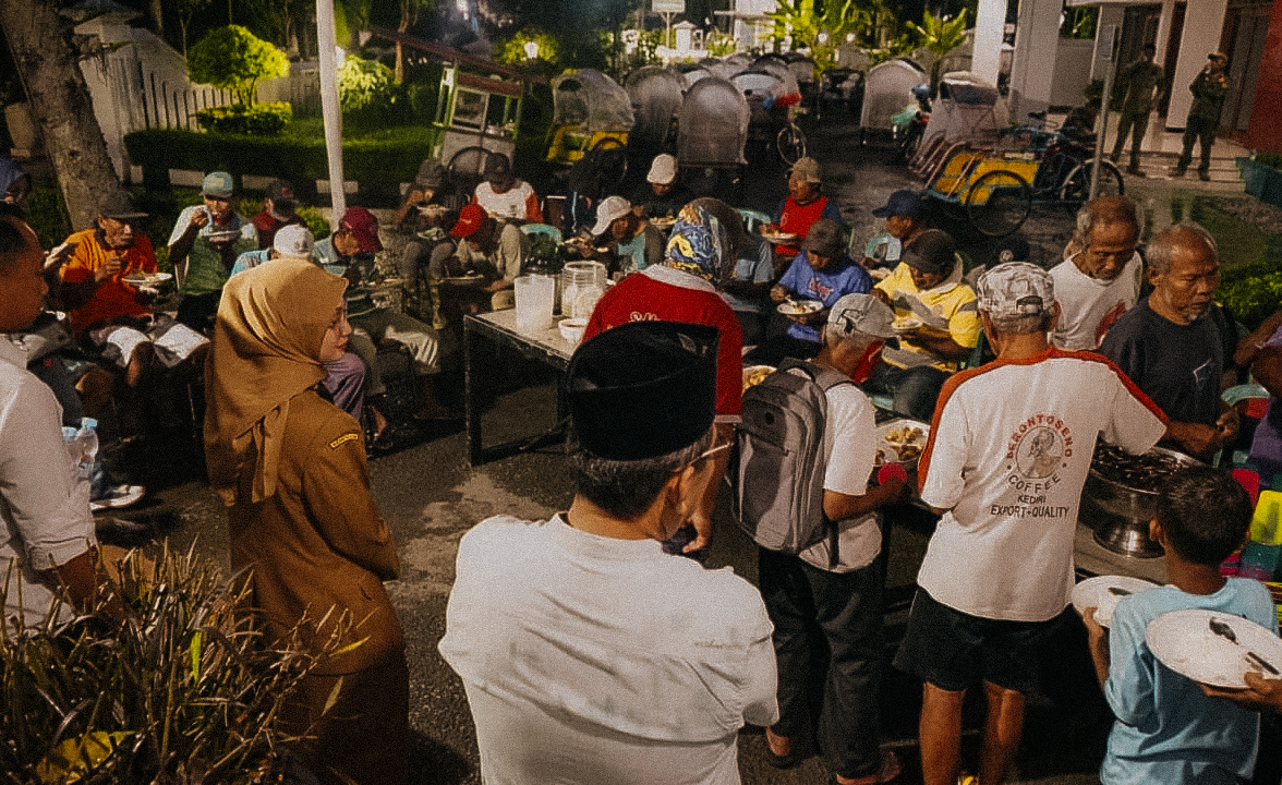 Mbak Vinanda Gelar Buka Puasa Bersama Tukang Becak dan Pemulung di Rumah Dinas Wali Kota Kediri”