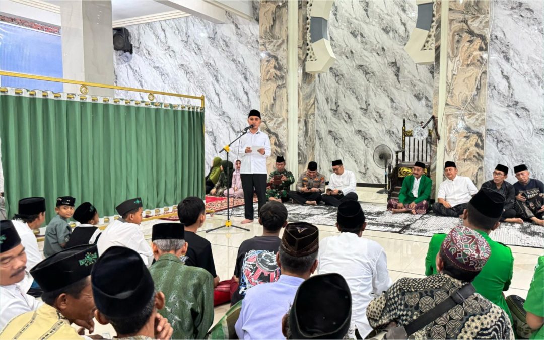 Safari Ramadhan Perdana: Bupati Al Barra Serahkan  Bantuan  Pembangunan Masjid