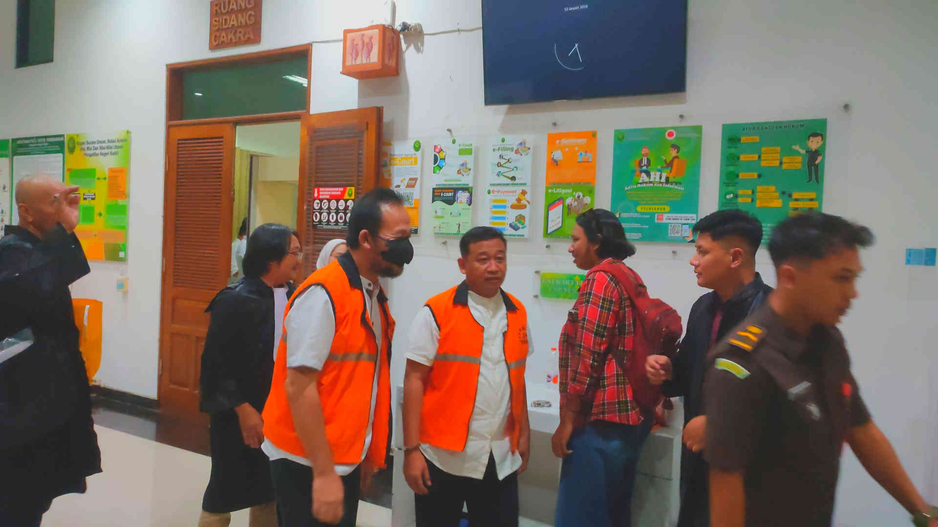 Terdakwa perkara penggelapan dana pengadaan lahan Tol Kediri usai sidang di Pengadilan Negeri Kota Kediri.