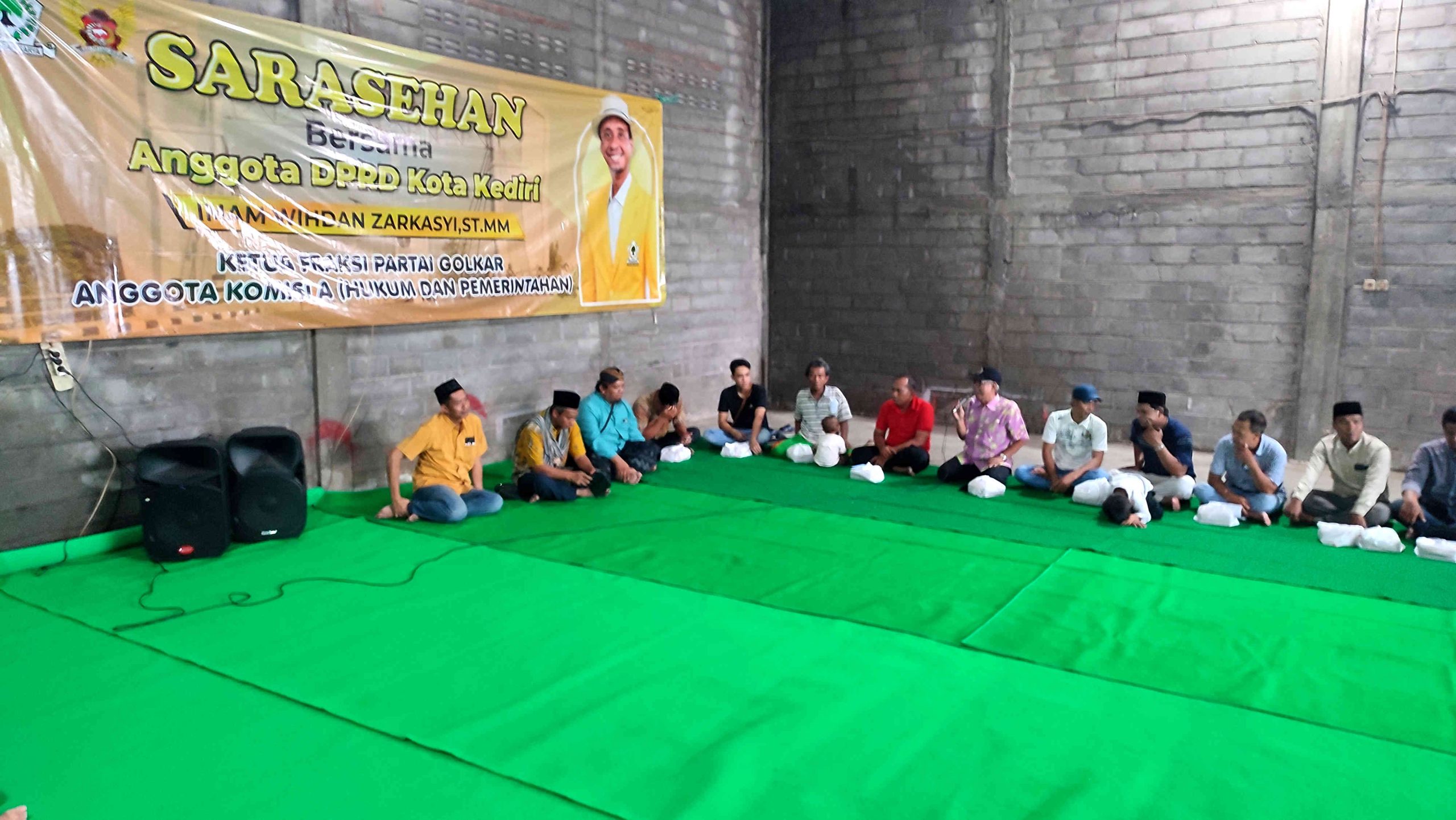 Dialog anggota DPRD Kota Kediri Imam Wihdan Zarkasyi dengan warga Bandar Kidul dalam sarasehan.