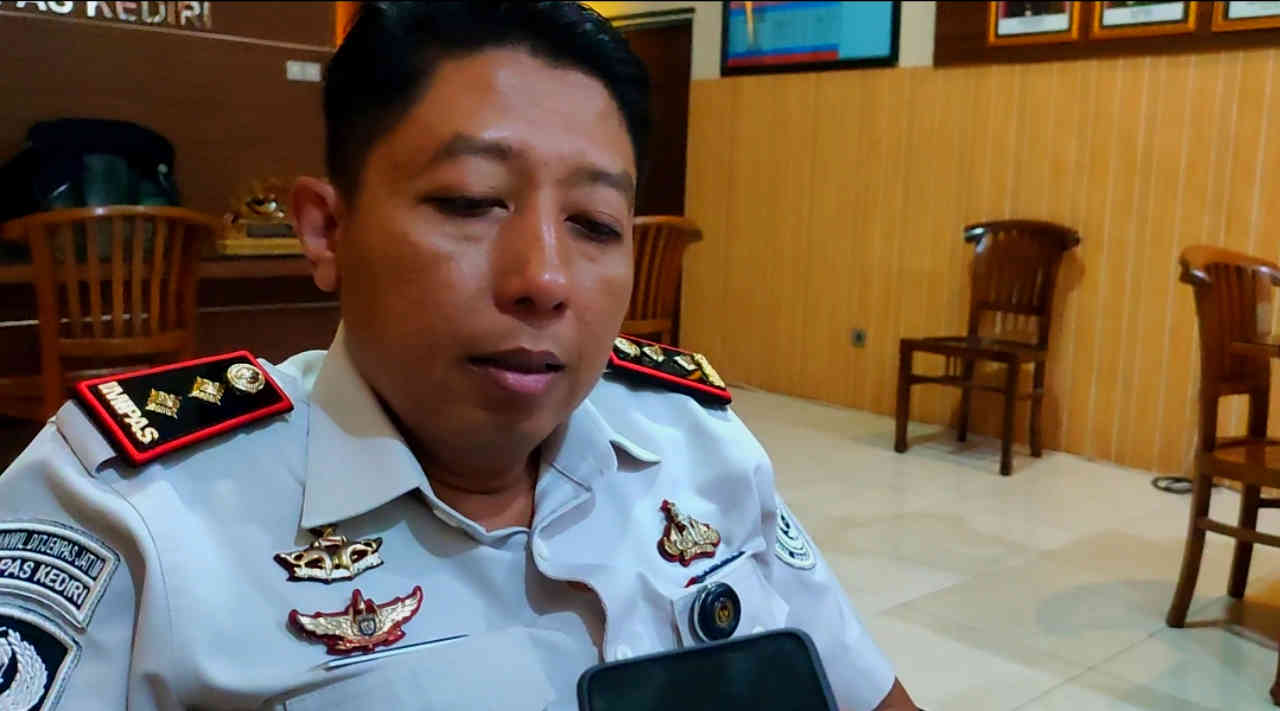 Kalapas Kediri Solichin memberikan keterangan terkait kasus dugaan pengeroyokan Faisol di Lapas Kelas IIA Kediri.