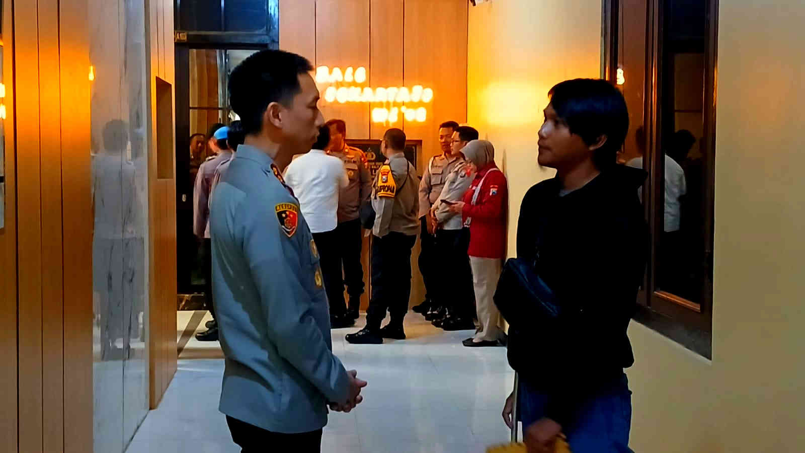Kapolres Kediri Kota AKBP Anggi Saputra Ibrahim saat memberikan keterangan terkait pelimpahan berkas kasus dugaan pengeroyokan di Lapas Kediri.
