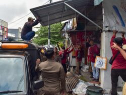 Satpol PP Bongkar Lapak dan Bangli di Saluran Manukan