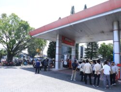 Antisipasi Kenaikan Mendadak, Petugas Gabungan Jember Turun Pantau Di SPBU