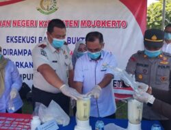 Kejari Kab. Mojokerto Musnahkan Barang Bukti Narkotika dan Ratusan Juta Uang Palsu